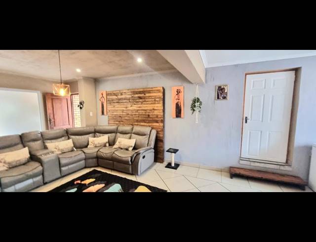 3 BEDROOM HOUSE FOR SALE IN AMBERFIELD